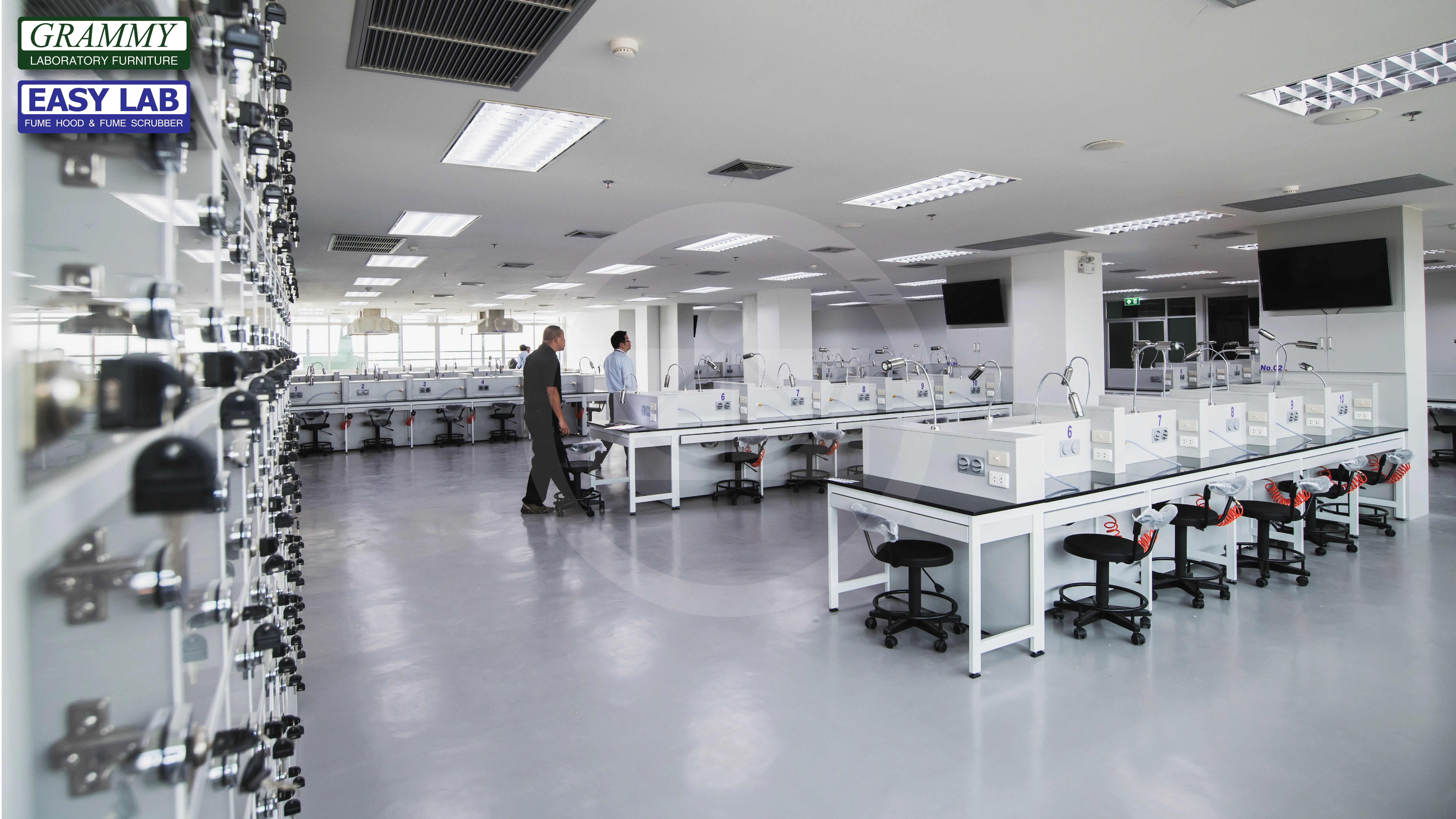 ติดตั้งโต๊ะปฏิบัติการ GRAMMY & ตู้ดูดควัน EASY LAB